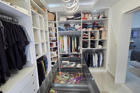 Apartamento para alugar com 172m², 2 quartos e 2 vagas Apartamento para alugar com 172m², 2 quartos e 2 vagasCloset da suíte 1