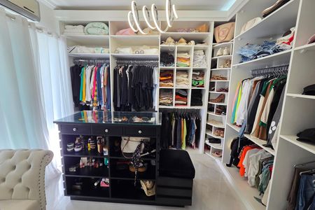 Apartamento para alugar com 172m², 2 quartos e 2 vagas Apartamento para alugar com 172m², 2 quartos e 2 vagasCloset da suíte 1