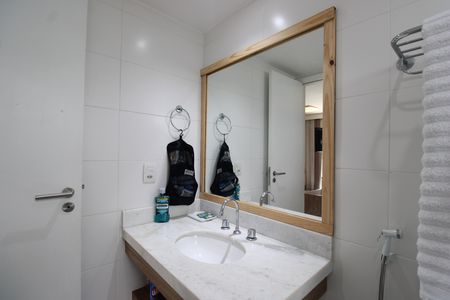 Banheiro de kitnet/studio para alugar com 1 quarto, 40m² em Camorim, Rio de Janeiro