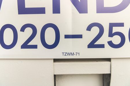 Casa à venda com 130m², 3 quartos e 3 vagas Casa à venda com 130m², 3 quartos e 3 vagasFachada - Placa Código TZWM-71