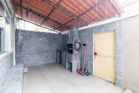 Casa à venda com 90m², 4 quartos e 2 vagasQuintal