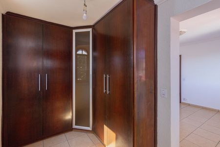 Casa à venda com 150m², 3 quartos e 2 vagas Casa à venda com 150m², 3 quartos e 2 vagasCloset Quarto 1