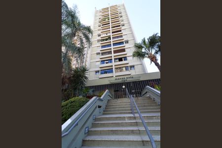 Apartamento à venda com 136m², 3 quartos e 1 vaga Apartamento à venda com 136m², 3 quartos e 1 vagaFachada
