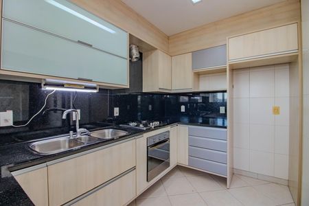 Apartamento à venda com 121m², 3 quartos e 2 vagas Apartamento à venda com 121m², 3 quartos e 2 vagasCozinha e Área de Serviço