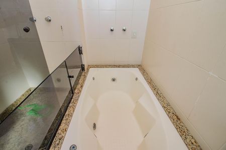 Apartamento à venda com 121m², 3 quartos e 2 vagas Apartamento à venda com 121m², 3 quartos e 2 vagasBanheiro da Suíte