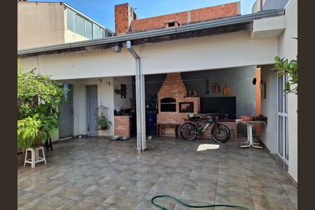 Casa à venda com 221m², 3 quartos e 2 vagas Casa à venda com 221m², 3 quartos e 2 vagasÁrea externa