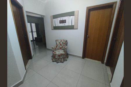 Casa à venda com 221m², 3 quartos e 2 vagas Casa à venda com 221m², 3 quartos e 2 vagasCorredor