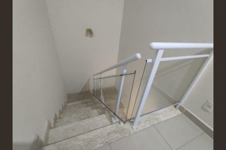Casa à venda com 221m², 3 quartos e 2 vagas Casa à venda com 221m², 3 quartos e 2 vagasEscada