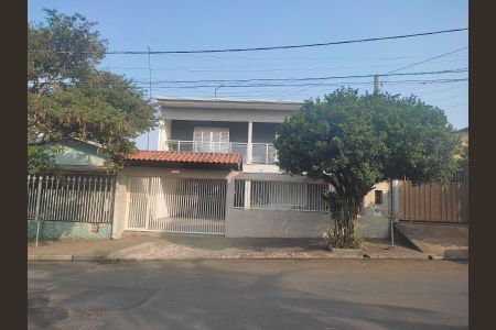 Casa à venda com 221m², 3 quartos e 2 vagas Casa à venda com 221m², 3 quartos e 2 vagasFachada