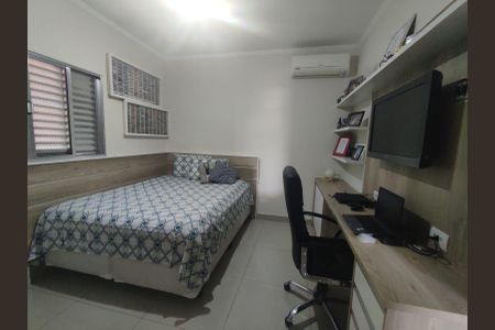 Casa à venda com 221m², 3 quartos e 2 vagas Casa à venda com 221m², 3 quartos e 2 vagasQuarto