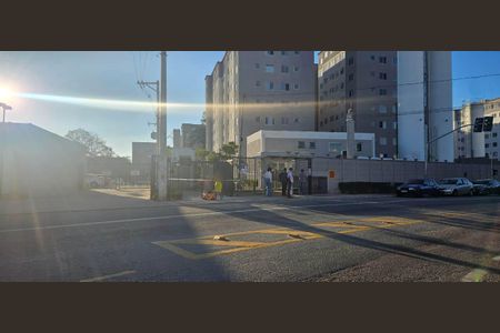 Apartamento para alugar com 41m², 2 quartos e sem vaga Apartamento para alugar com 41m², 2 quartos e sem vagaPlaca grande instalada na grade da fachada do condomínio no dia 06.06.2026 - Código da placa: FEWQ-1346
