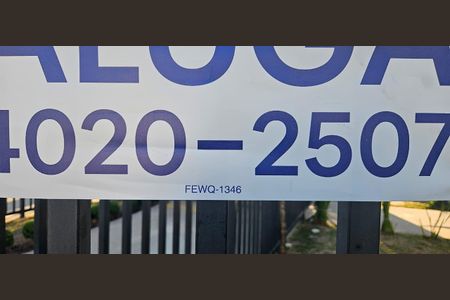 Apartamento para alugar com 41m², 2 quartos e sem vaga Apartamento para alugar com 41m², 2 quartos e sem vagaPlaca grande instalada na grade da fachada do condomínio no dia 06.06.2026 - Código da placa: FEWQ-1346