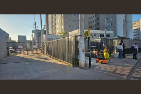 Apartamento para alugar com 41m², 2 quartos e sem vaga Apartamento para alugar com 41m², 2 quartos e sem vagaPlaca grande instalada na grade da fachada do condomínio no dia 06.06.2026 - Código da placa: FEWQ-1346