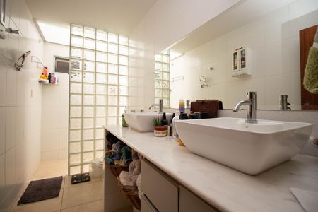 Casa à venda com 395m², 2 quartos e 4 vagasBanheiro Social