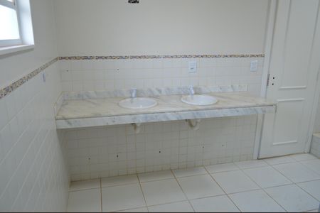 Casa para alugar com 490m², 3 quartos e 5 vagasBanheiro da Suíte 1