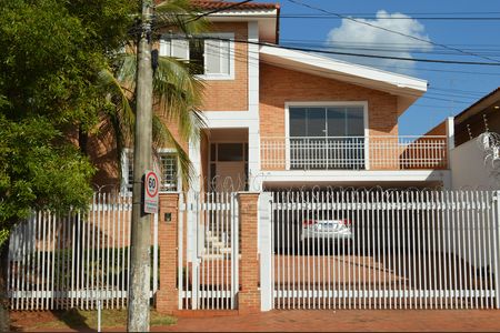 Casa para alugar com 490m², 3 quartos e 5 vagasFachada