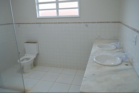 Casa para alugar com 490m², 3 quartos e 5 vagasBanheiro da Suíte 1
