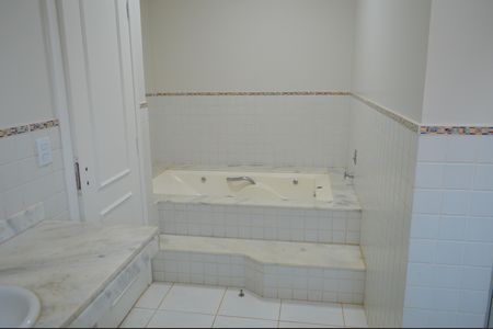 Casa para alugar com 490m², 3 quartos e 5 vagasBanheiro da Suíte 1
