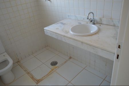 Casa para alugar com 490m², 3 quartos e 5 vagasBanheiro da Suíte 2
