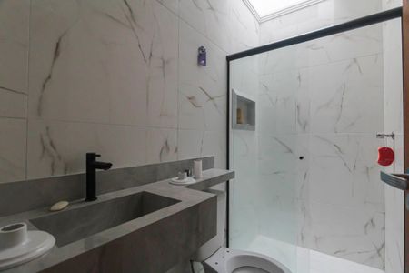 Casa de condomínio para alugar com 70m², 2 quartos e 1 vaga Casa de condomínio para alugar com 70m², 2 quartos e 1 vagaBanheiro da Suíte 1