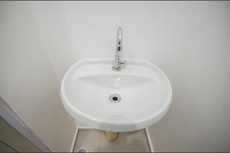 Banheiro de apartamento à venda com 2 quartos, 32m² em Parque Pan Americano, São Paulo