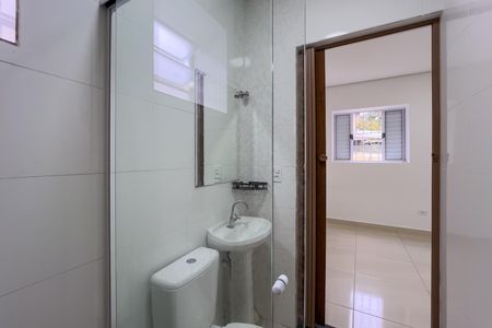 Banheiro de kitnet/studio para alugar com 1 quarto, 28m² em Vila Monumento, São Paulo
