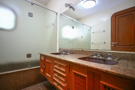 Casa para alugar com 800m², 5 quartos e 9 vagasBanheiro Suíte 1