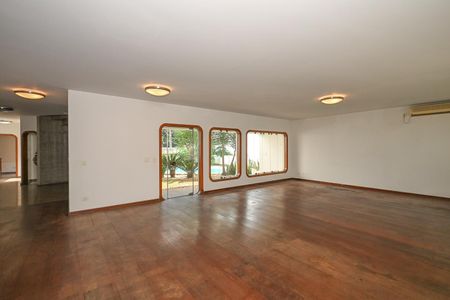 Casa para alugar com 800m², 5 quartos e 9 vagasSala