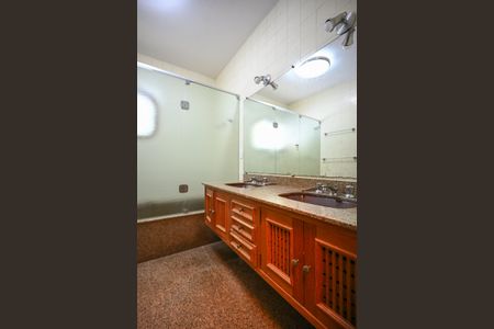 Casa para alugar com 800m², 5 quartos e 9 vagasBanheiro Suíte 1