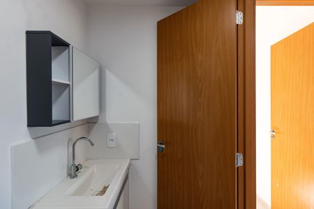 Banheiro social de apartamento para alugar com 2 quartos, 52m² em Lapa de Baixo, São Paulo