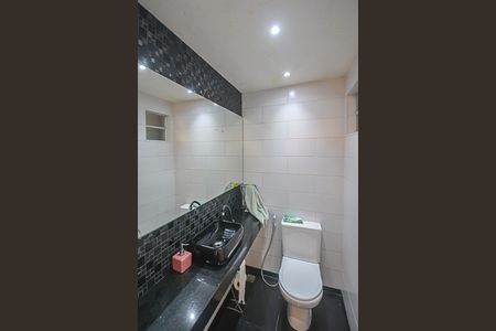 Casa de condomínio à venda com 200m², 3 quartos e 2 vagasLavabo