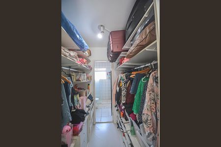Casa de condomínio à venda com 200m², 3 quartos e 2 vagasCloset da suíte