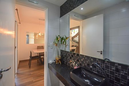 Casa de condomínio à venda com 200m², 3 quartos e 2 vagasLavabo
