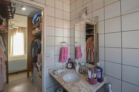 Casa de condomínio à venda com 200m², 3 quartos e 2 vagasBanheiro da Suíte