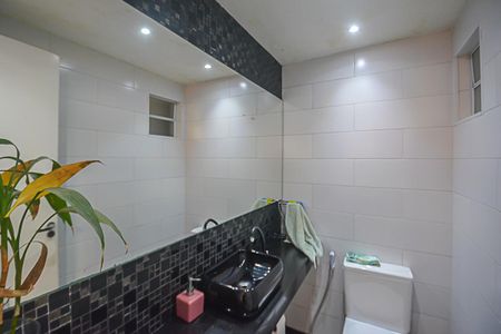 Casa de condomínio à venda com 200m², 3 quartos e 2 vagasLavabo