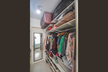 Casa de condomínio à venda com 200m², 3 quartos e 2 vagasCloset da suíte