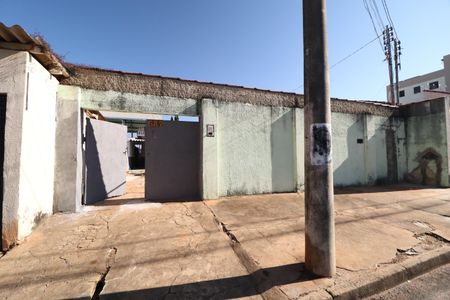 Casa para alugar com 100m², 2 quartos e 2 vagasFachada
