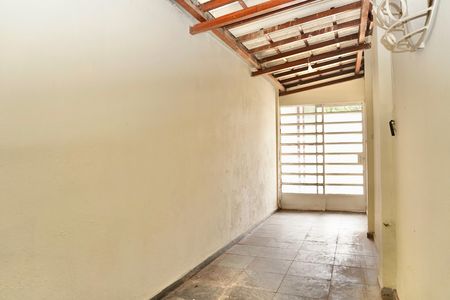 Casa para alugar com 100m², 2 quartos e 2 vagas Casa para alugar com 100m², 2 quartos e 2 vagasÁrea comum (corredor)