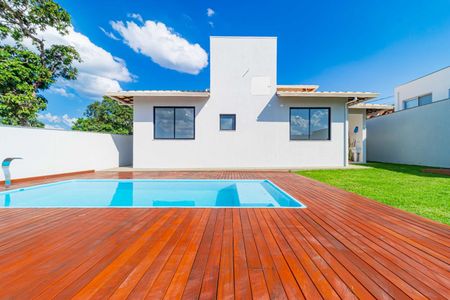 Casa de condomínio à venda com 151m², 4 quartos e 4 vagas Casa de condomínio à venda com 151m², 4 quartos e 4 vagasÁrea externa
