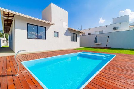 Casa de condomínio à venda com 151m², 4 quartos e 4 vagas Casa de condomínio à venda com 151m², 4 quartos e 4 vagasÁrea externa