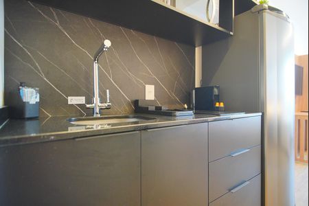Cozinha de kitnet/studio para alugar com 1 quarto, 28m² em Boa Vista, Porto Alegre
