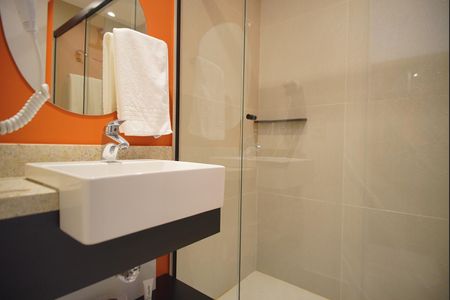 Banheiro de kitnet/studio para alugar com 1 quarto, 28m² em Boa Vista, Porto Alegre