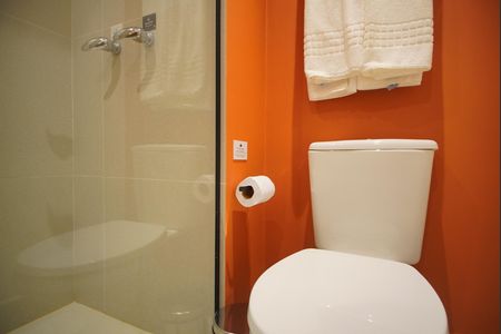 Banheiro de kitnet/studio para alugar com 1 quarto, 28m² em Boa Vista, Porto Alegre