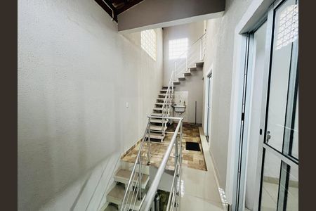 Casa à venda com 232m², 3 quartos e 2 vagas Casa à venda com 232m², 3 quartos e 2 vagasEscada