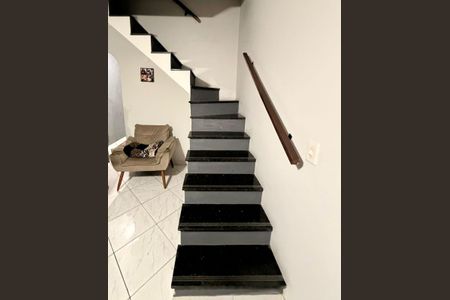 Casa para alugar com 127m², 3 quartos e 2 vagas Casa para alugar com 127m², 3 quartos e 2 vagasEscada