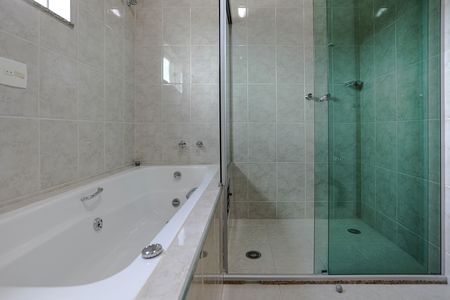 Casa para alugar com 300m², 4 quartos e 5 vagas Casa para alugar com 300m², 4 quartos e 5 vagasBanheiro da Suíte