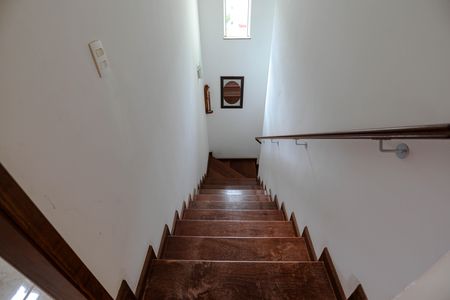 Casa para alugar com 300m², 4 quartos e 5 vagas Casa para alugar com 300m², 4 quartos e 5 vagasEscada
