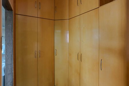Casa para alugar com 300m², 4 quartos e 5 vagas Casa para alugar com 300m², 4 quartos e 5 vagasCloset da Suíte 2