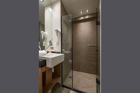 Banheiro de kitnet/studio para alugar com 1 quarto, 28m² em Jardins, São Paulo