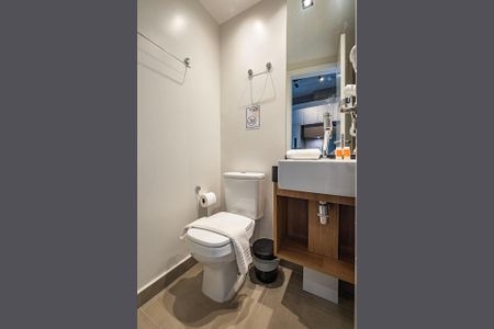 Banheiro de kitnet/studio para alugar com 1 quarto, 28m² em Jardins, São Paulo